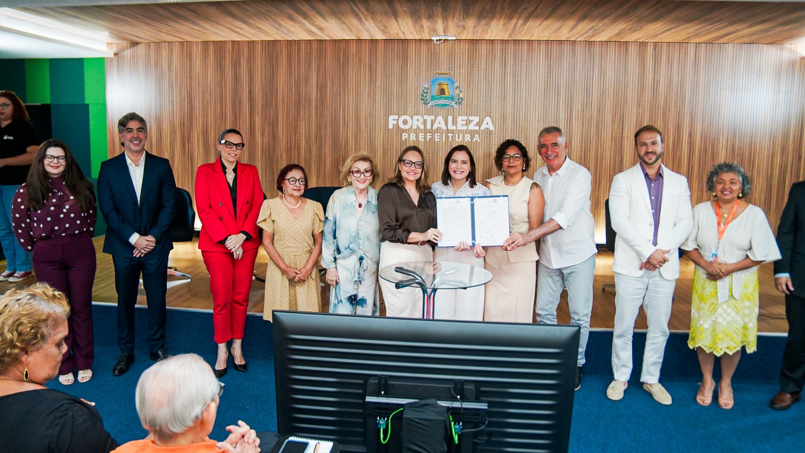 grupo de pessoas posa para a foto